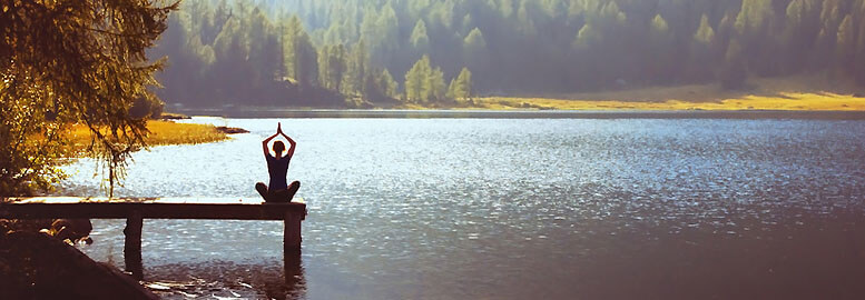 Yoga-Dame auf einem Steg am See - ©  anyaberkut - Fotolia.com